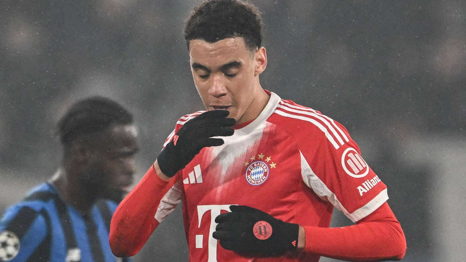 【Kerry hau】穆夏拉至少将缺席对阵勒沃库森的比赛。他没有遭遇新的伤病，只