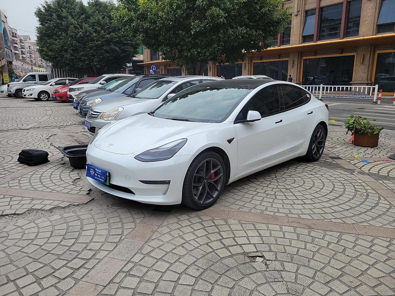 2022年的特斯拉，四年原厂质保到期，出保后可能出现的通病故障：
1.方向机故障