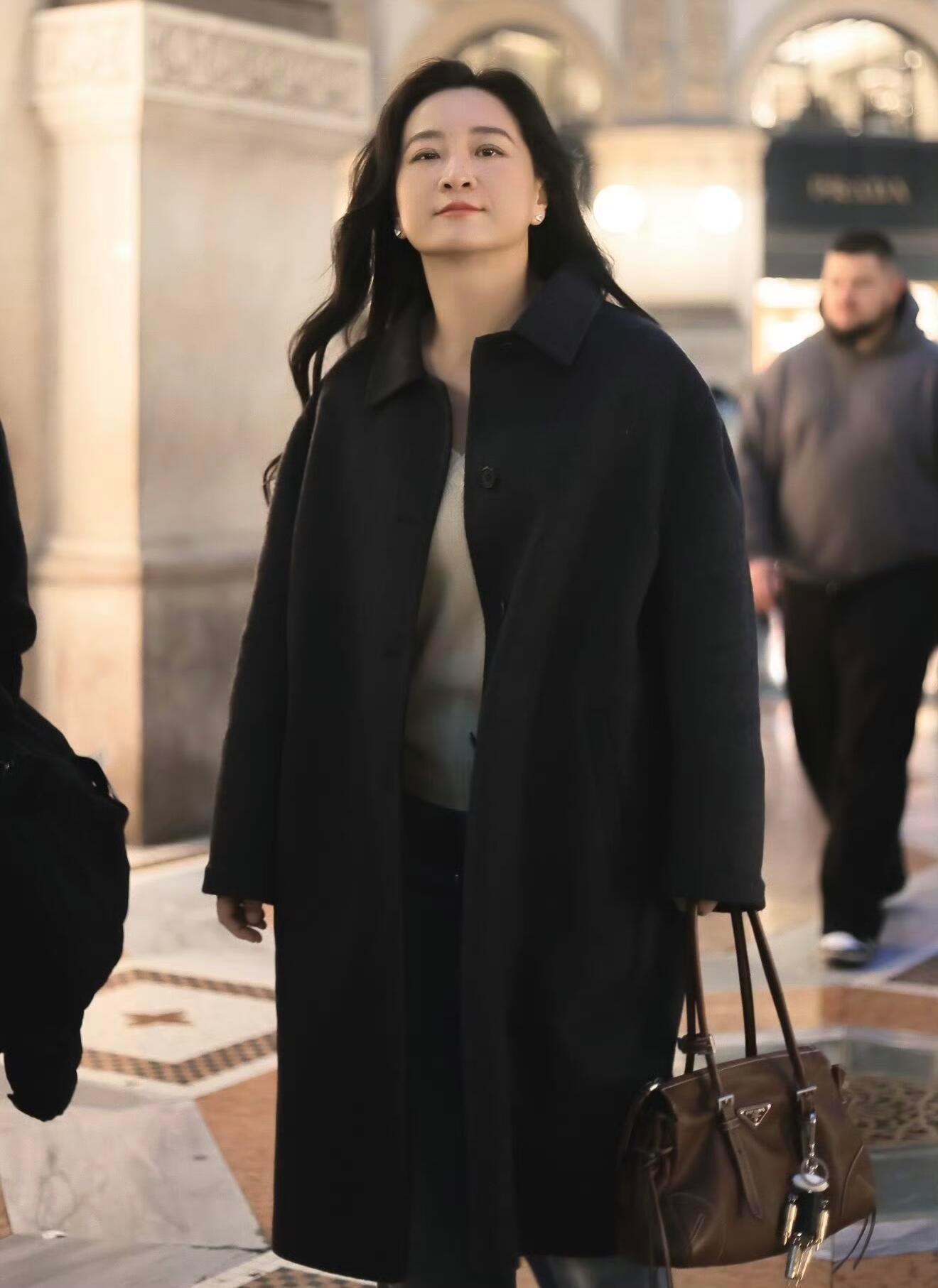 不敢想象这是现在的贾玲，紧致利落完全没有多余赘肉，清晰的下颌线直接颠覆了大家对她