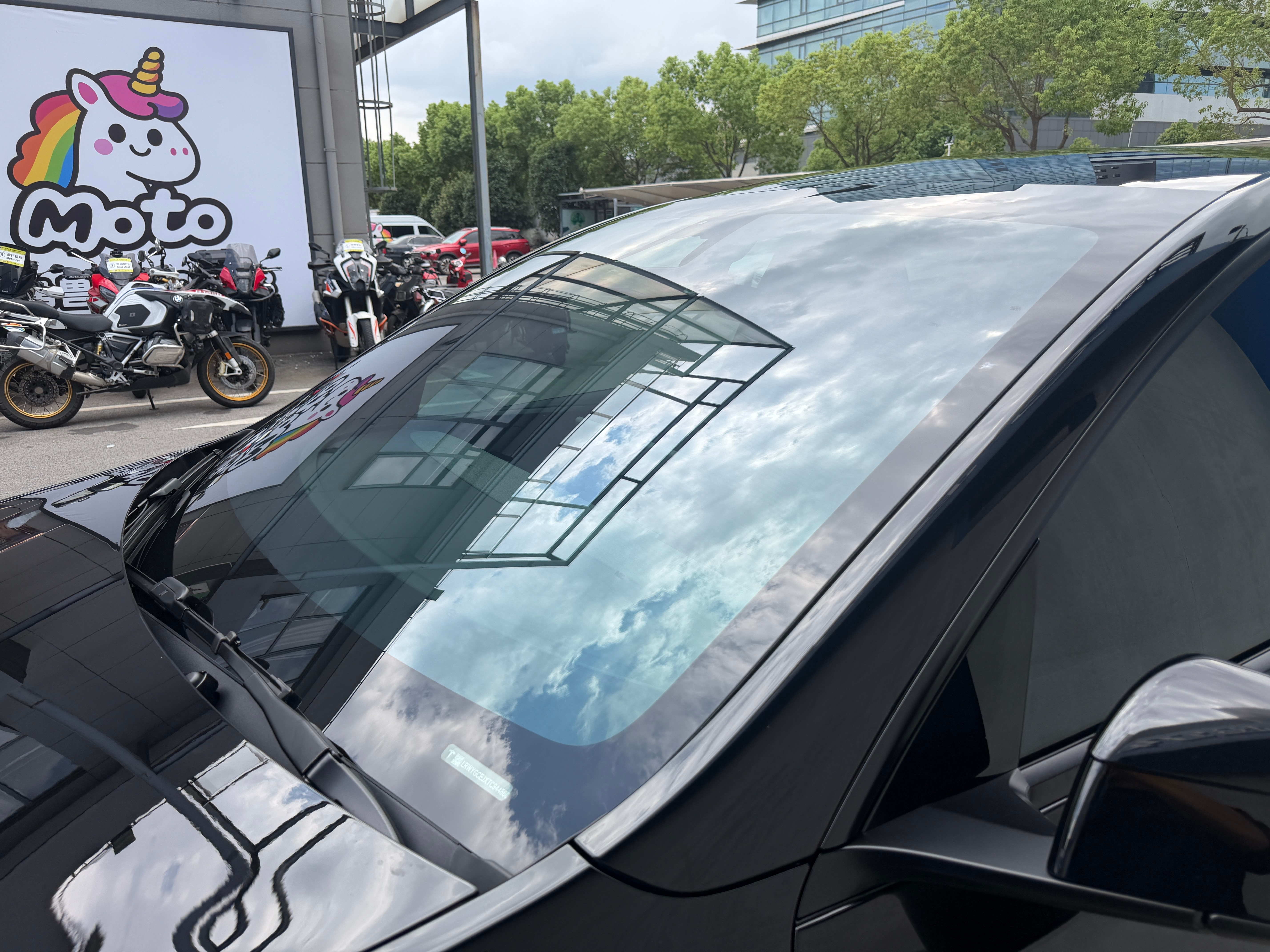 上周刚提的焕新 Y，刚过来贴了一套 3M 隔热膜，前挡晶锐，后侧窗黑衣骑士，漂亮