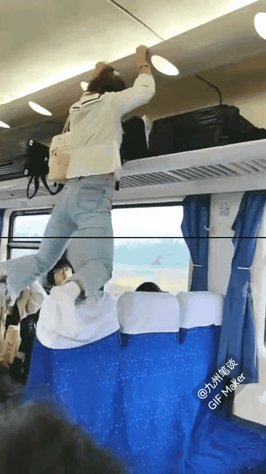 乘客都看呆了，小姐姐不走寻常路，这是不浪费一点时间，在火车上都要锻炼臂力吗？
