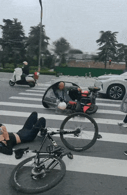 小姐姐：谁先起来，谁先遭殃。