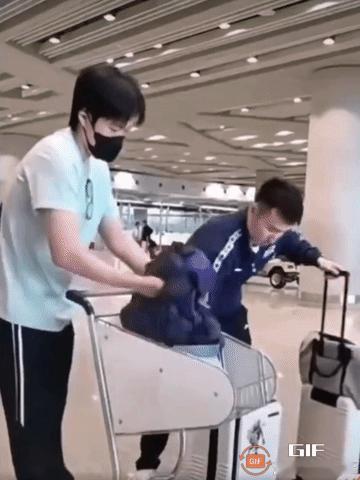 王楚钦不愧是“梦之队”里的领军人物，霸气十足。
上届亚运会“四金王”，这届日本亚