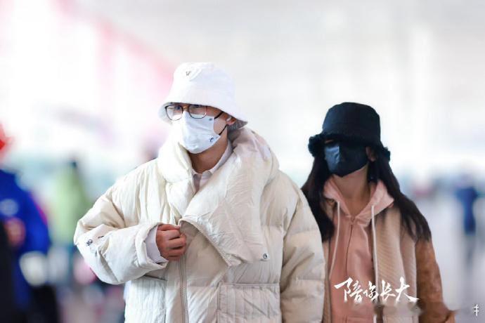 张杰谢娜牵手一起回家过年，龙年的第一颗糖是真夫妻的[哇][哇] cr logo 