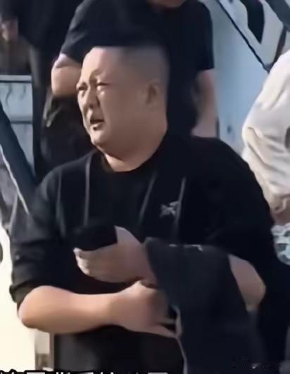 这个人到现在还没出来道歉，是不是被警方拘留起来了。
本来都是小事，你为什么非要想