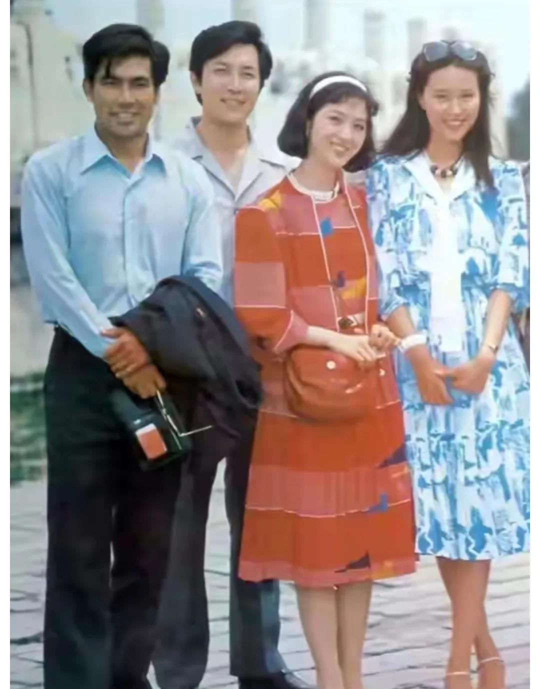 朱时茂、唐国强、龚雪、方舒80年代的合影，虽然有些模糊也依然能一眼认出谁是谁，男