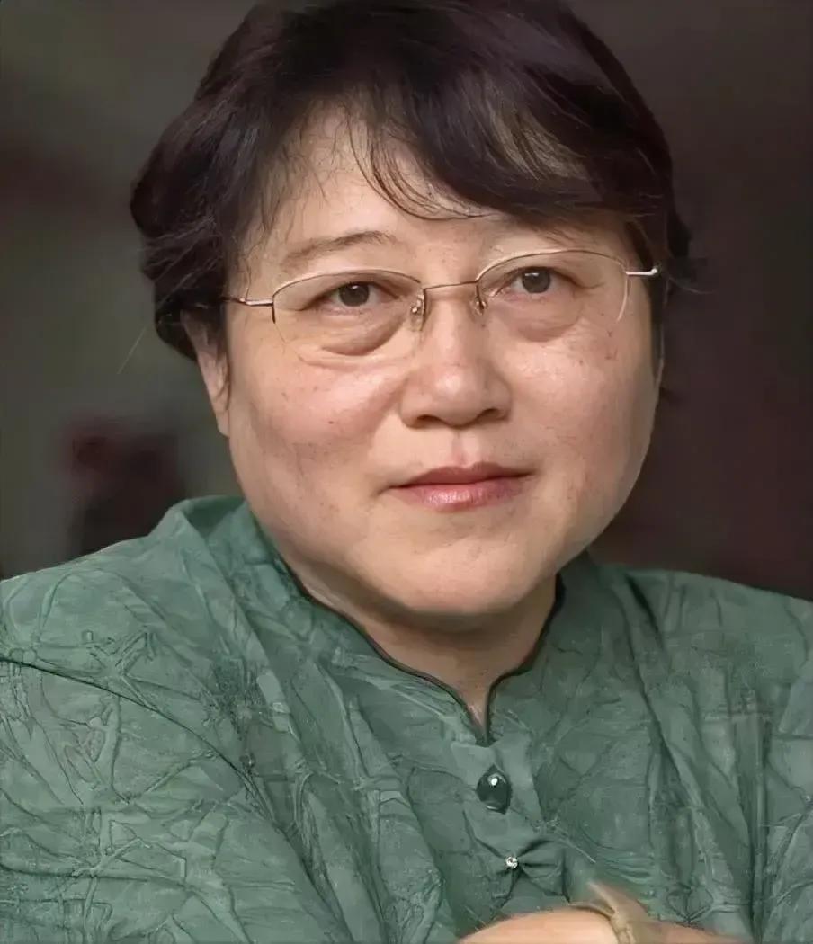 性学专家李银河说：
“我们活着到底是为了什么？
其实什么都不为，我们和一只蚂蚁，