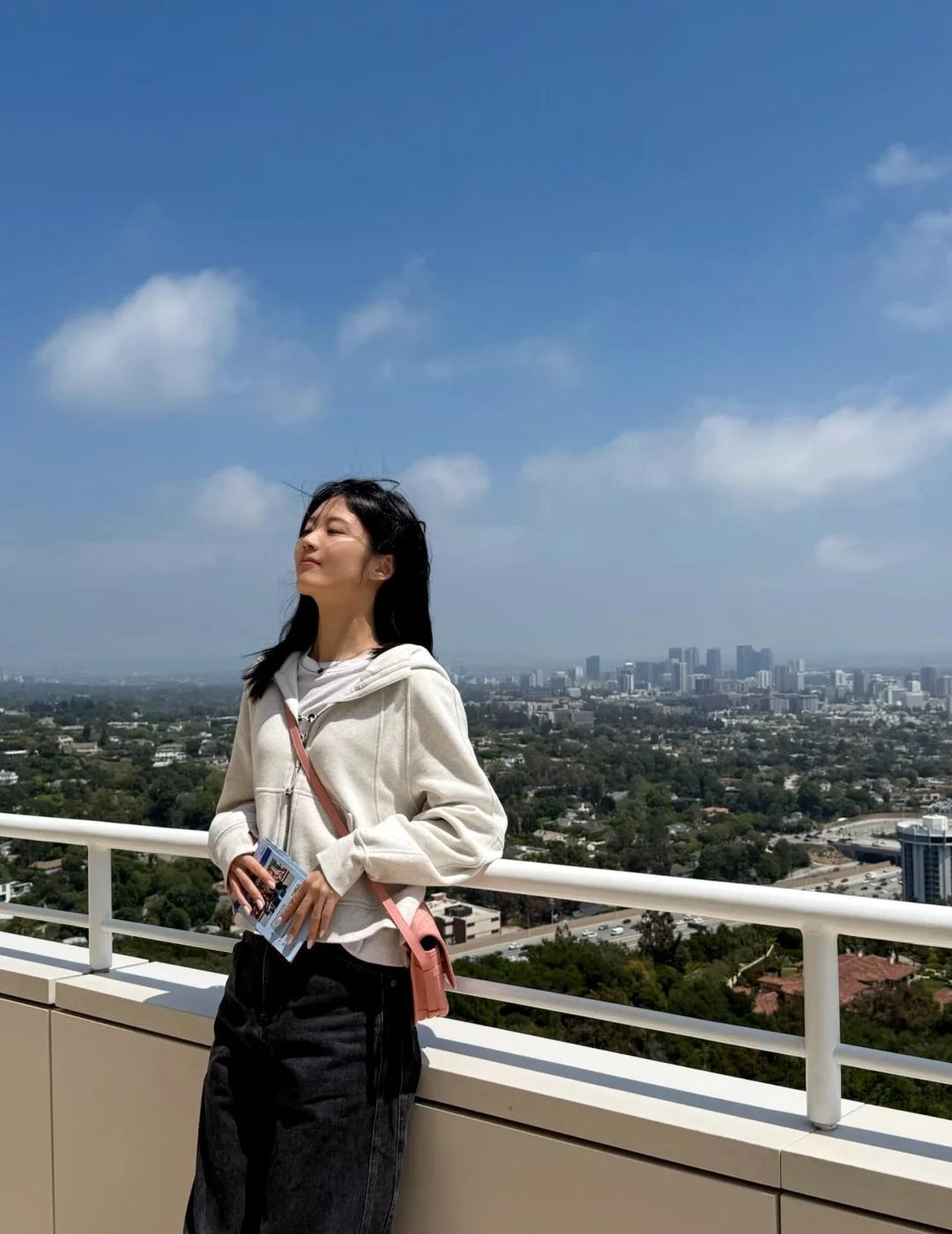 闺女 那年你妈30已婚未育 银行裸辞
都说你妈现在辞职buff叠满找不到工作
但