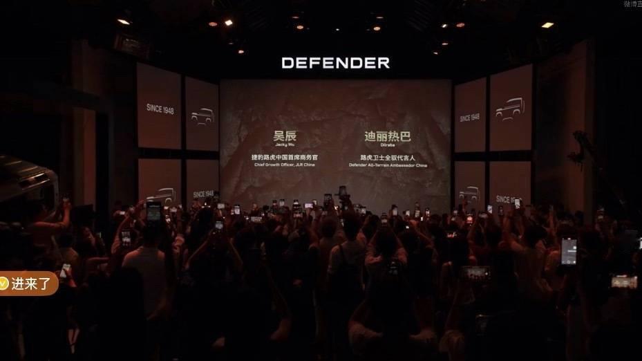 迪丽热巴在哪，焦点就在哪！迪丽热巴一出现全场的手机就醒了