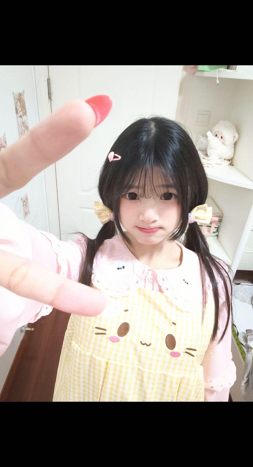 其实挺想过六一的 但是低头看了看还是算了 小孩可没有我这种身材
