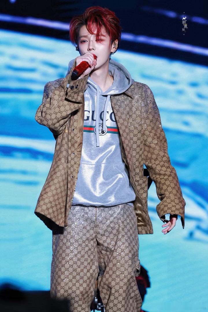 鹿晗  lh全世界最帅的老板 好奇你的名字你的过去 想用美丽形容你的忧郁 Oh 