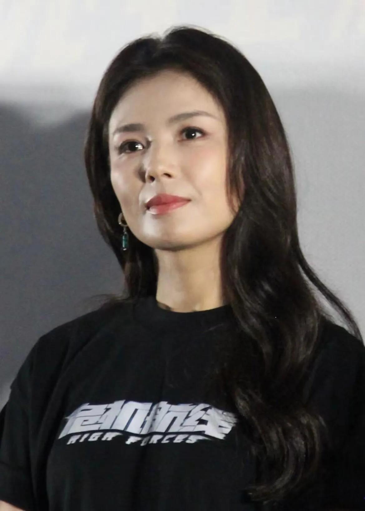 刘涛以其独特的魅力与不懈的努力，成为了众多观众心中的女神。