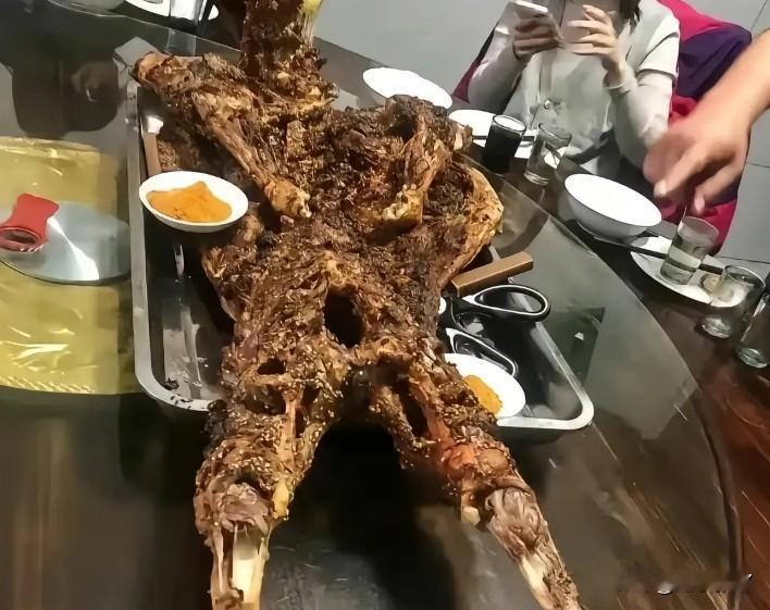 这是啥羊？
有网友发文说，吃了一个奇怪的烤羊，看起来和平时的不太一样。羊的四肢好
