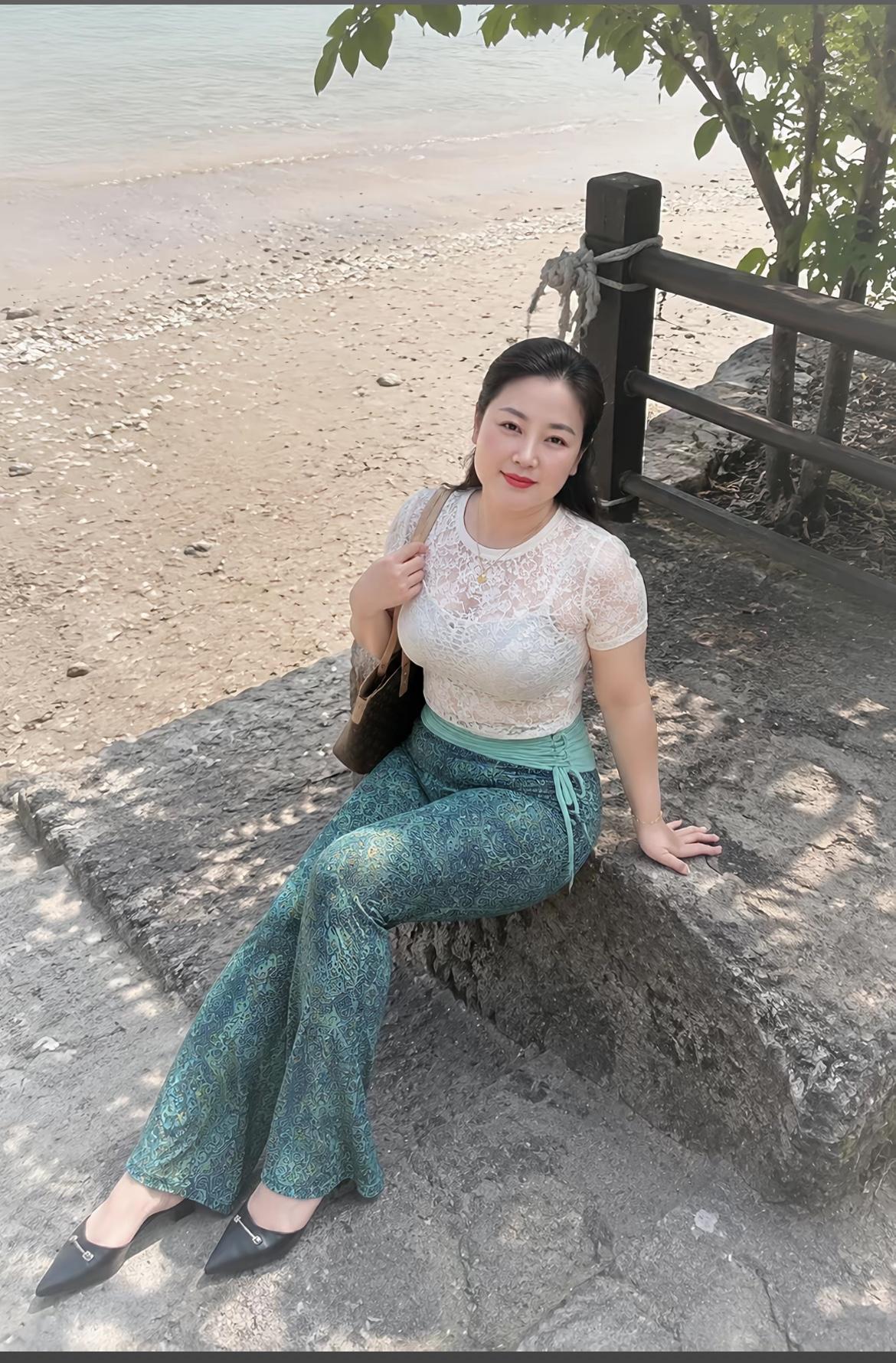 你们眼中的女神是什么样的？
我眼中的女神就是这样
怎么样？养眼吗？