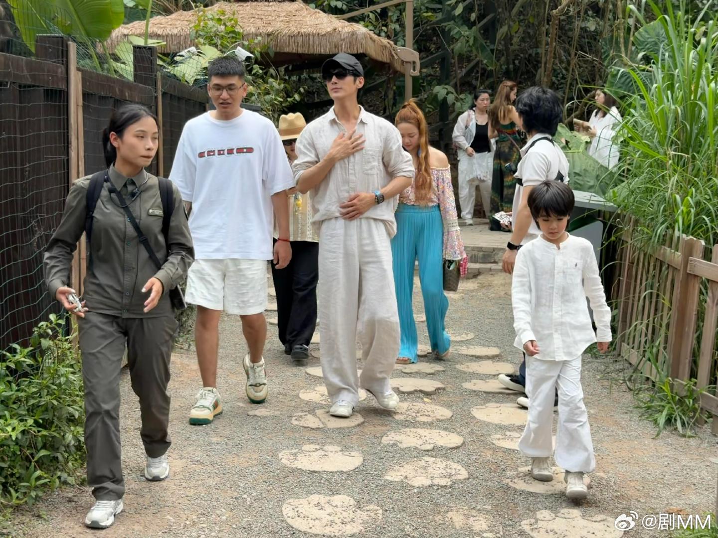 姜潮麦迪娜带孩子出游西双版纳偶遇姜潮麦迪娜一家 西双版纳偶遇姜潮麦迪娜一家，两个