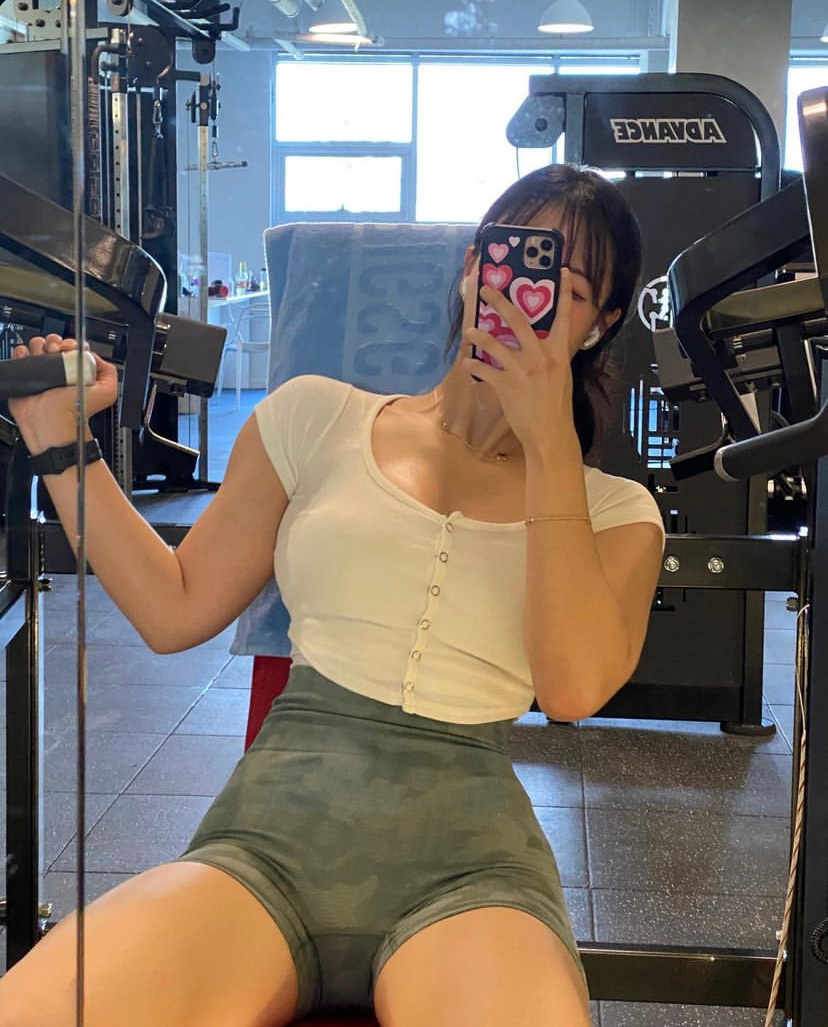 #鞠婧祎半肩毛衣#  健身打卡 ​​​