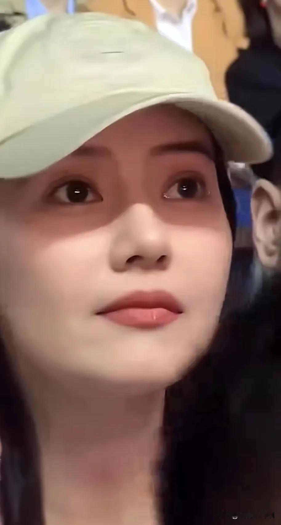 都是46岁，
高圆圆和章子怡，
两个不同类型的女演员，
一个明媚耀眼，一个五官精