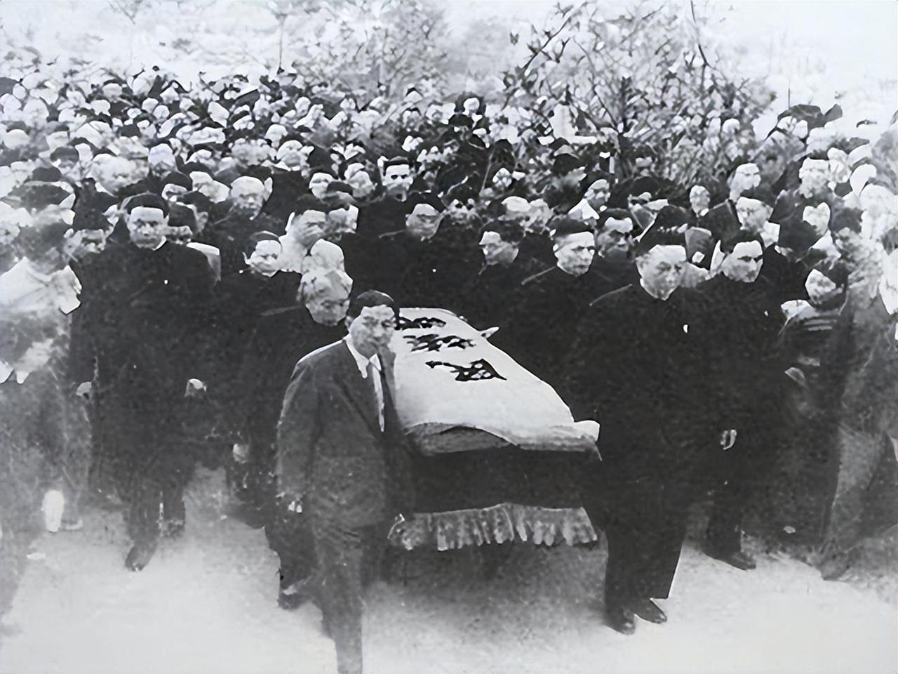 1936年鲁迅先生病逝后，有16位文艺界的代表人士为他抬棺，里面有胡风、巴金等我