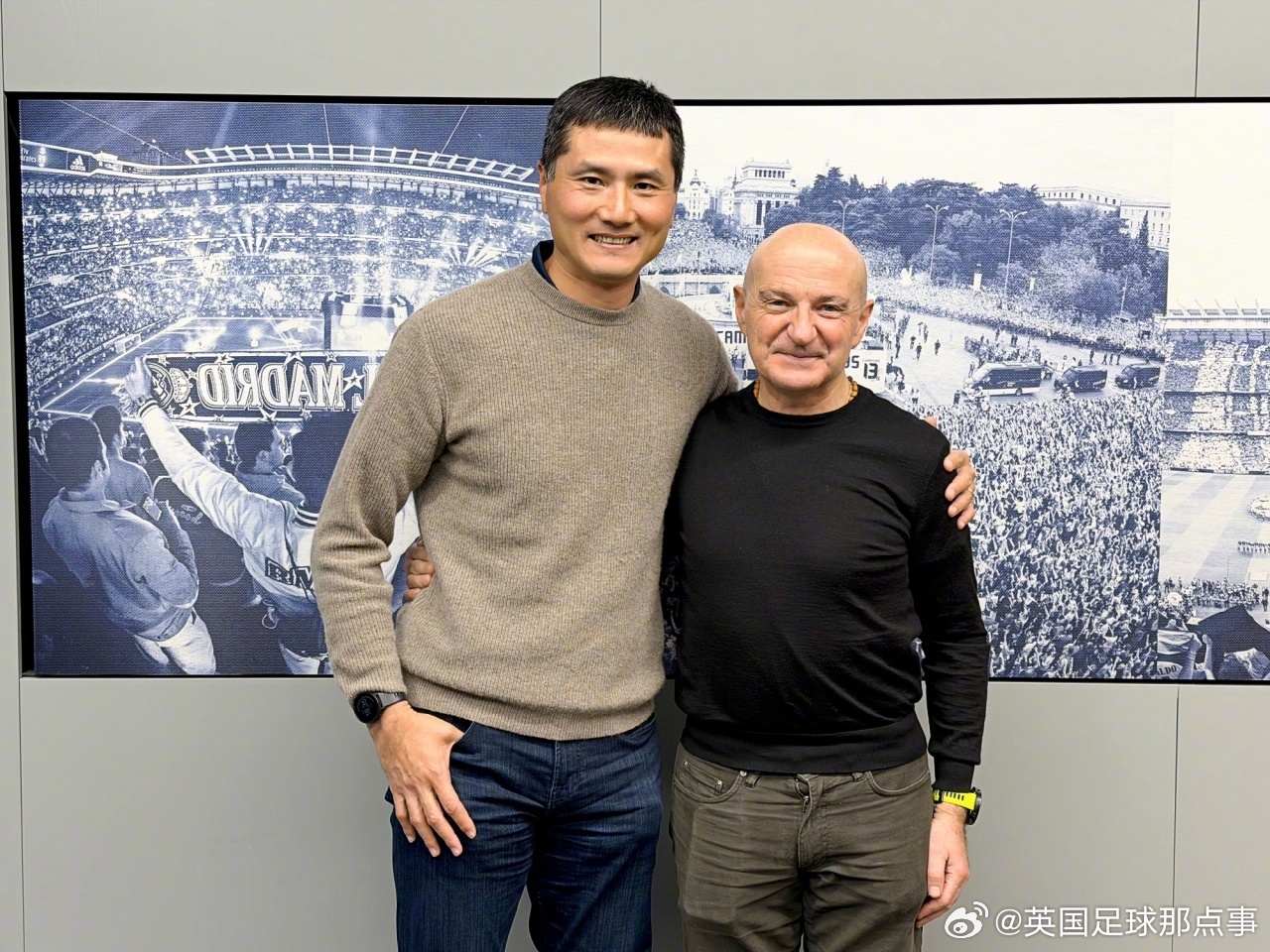 排面！皇马官博发布了国足主帅邵佳一到访皇马的照片📸他与主席弗洛伦蒂诺合影，与平