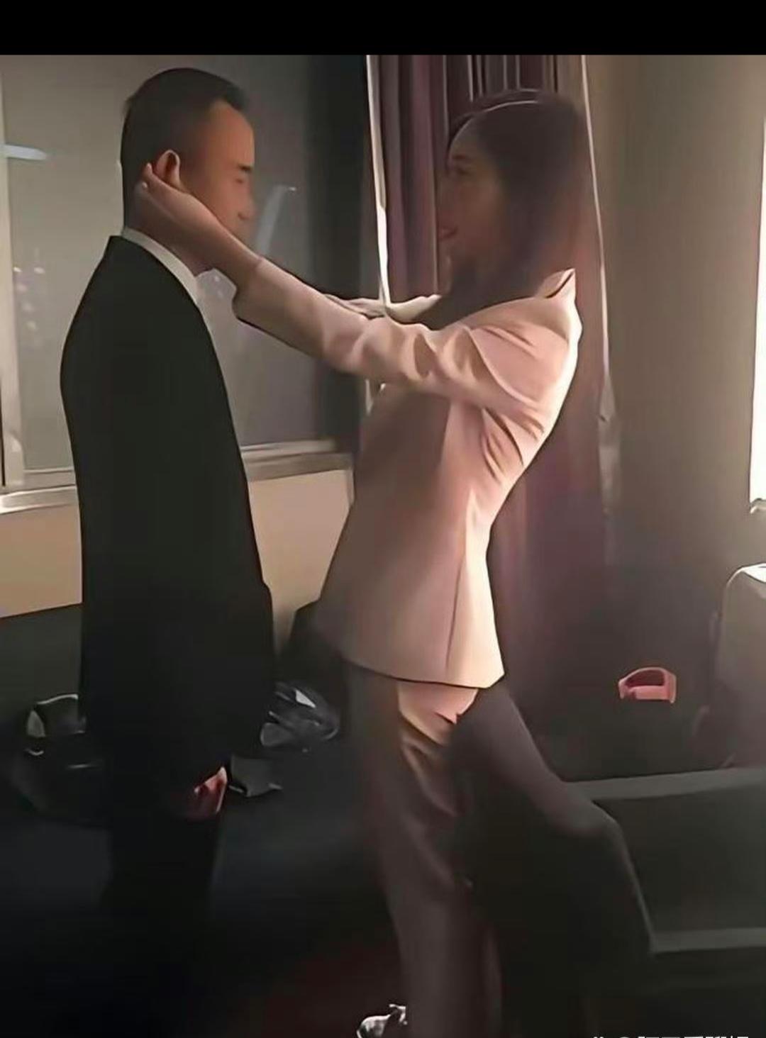 当年老王还是王总的时候，王总的穿衣打扮都是田小姐亲力亲为！
怪不得老王抛妻弃子也
