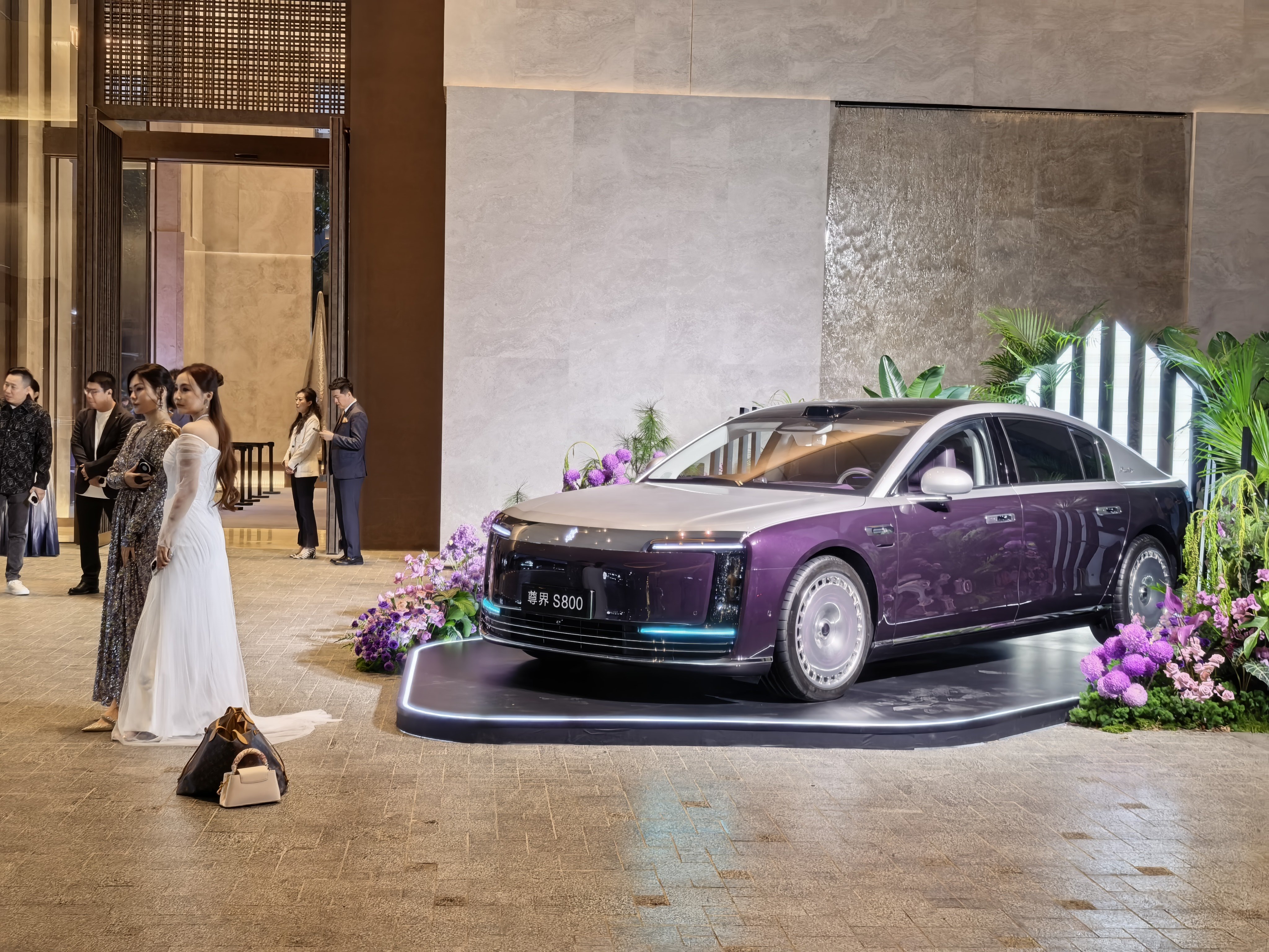 鸿蒙智行答谢会，我到现场咯今天是一个盛装出席的派对，我找个地方拍照去