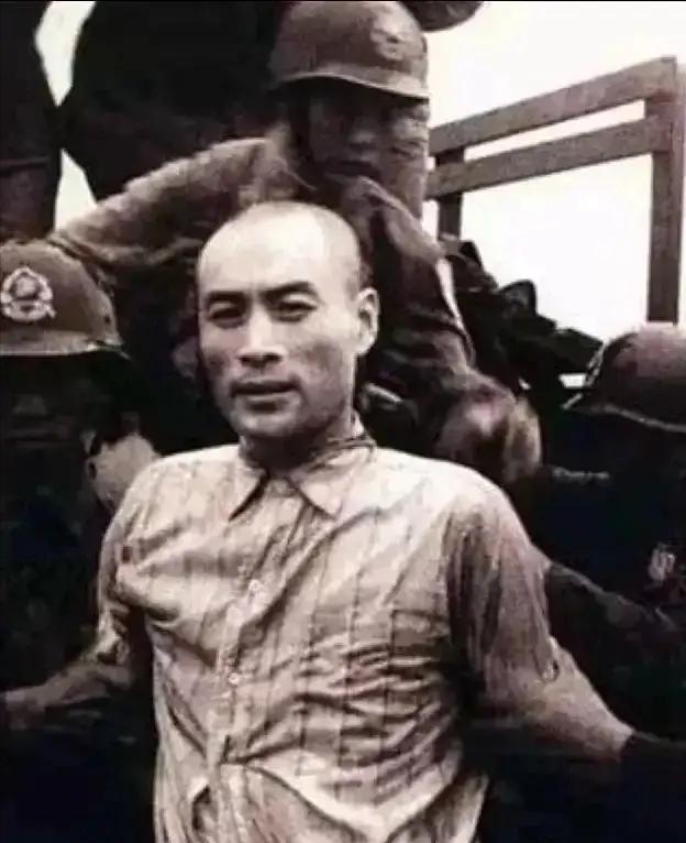 七枪。

整整七枪，他才倒下。

行刑记录上就六个字，“无人认领遗体”。
 
好