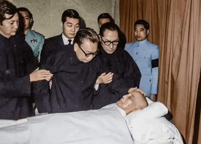 1975年除夕，蒋介石最后的团圆夜，重病中致电毛主席，想了却心愿！





1
