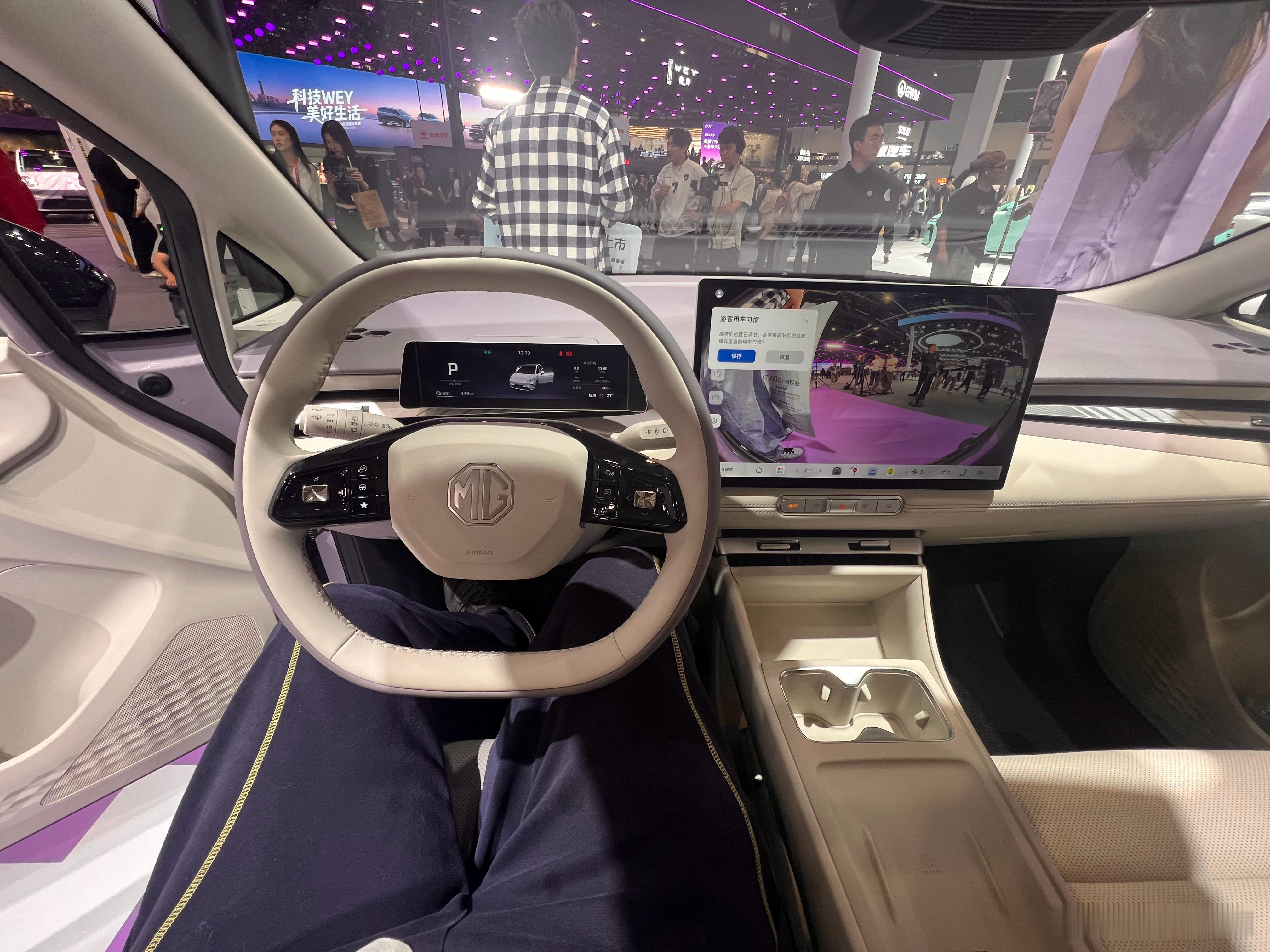 记得丁老师对MG4这车评价很高，的确是挺可爱的纯电小车，前后坐姿有点偏高，因此后