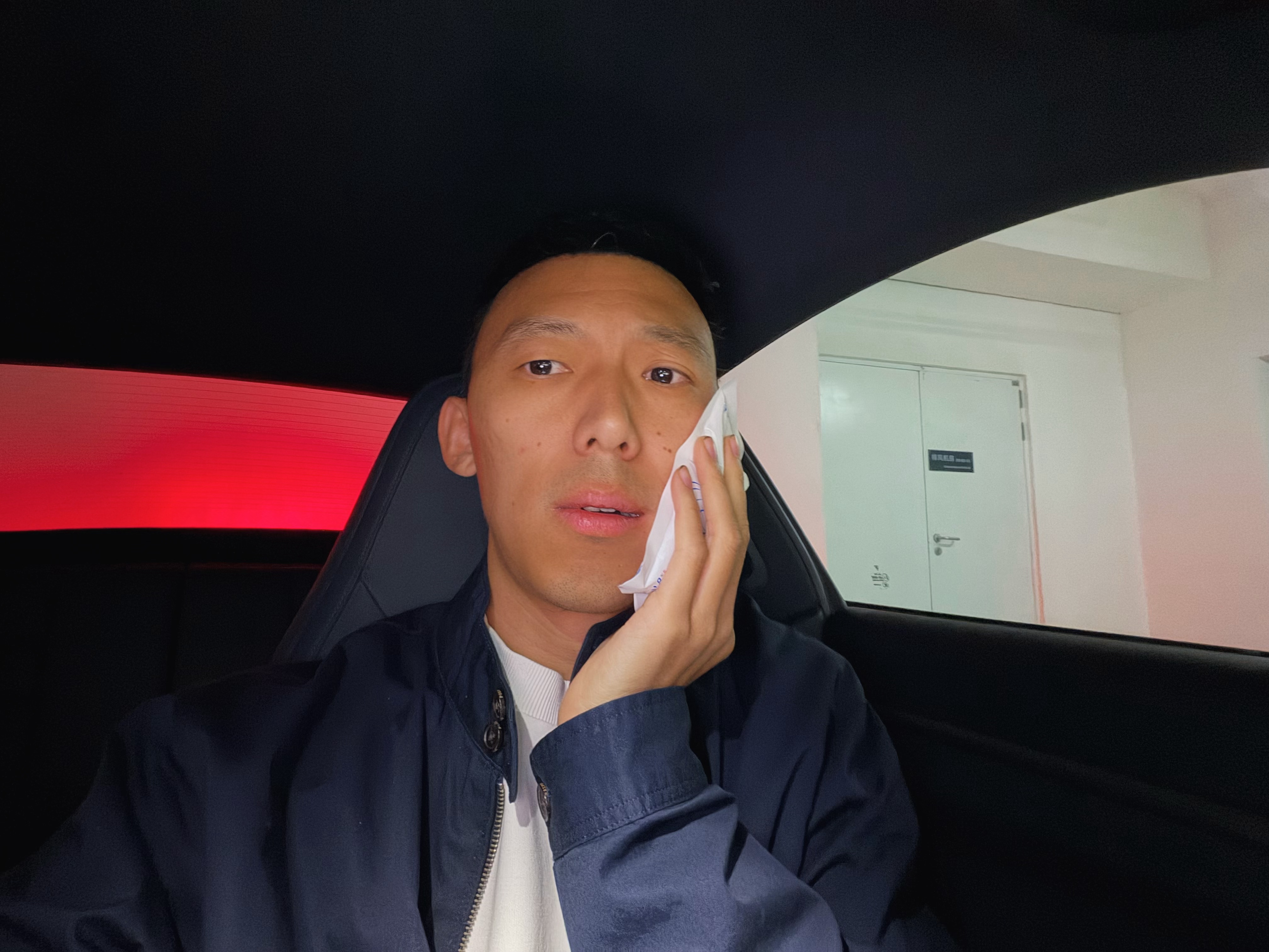 还真不疼 医生很贴心 滴些麻药再打全程无痛就是能感觉到医生往我牙床子上打螺丝好好