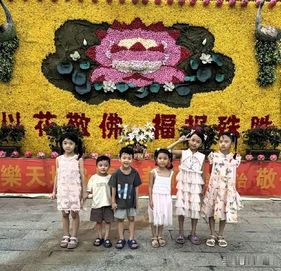 广东汕头火灾：20口人大家庭12口人火海丧生，幸存大哥高调晒全家福
汕头火灾葬身