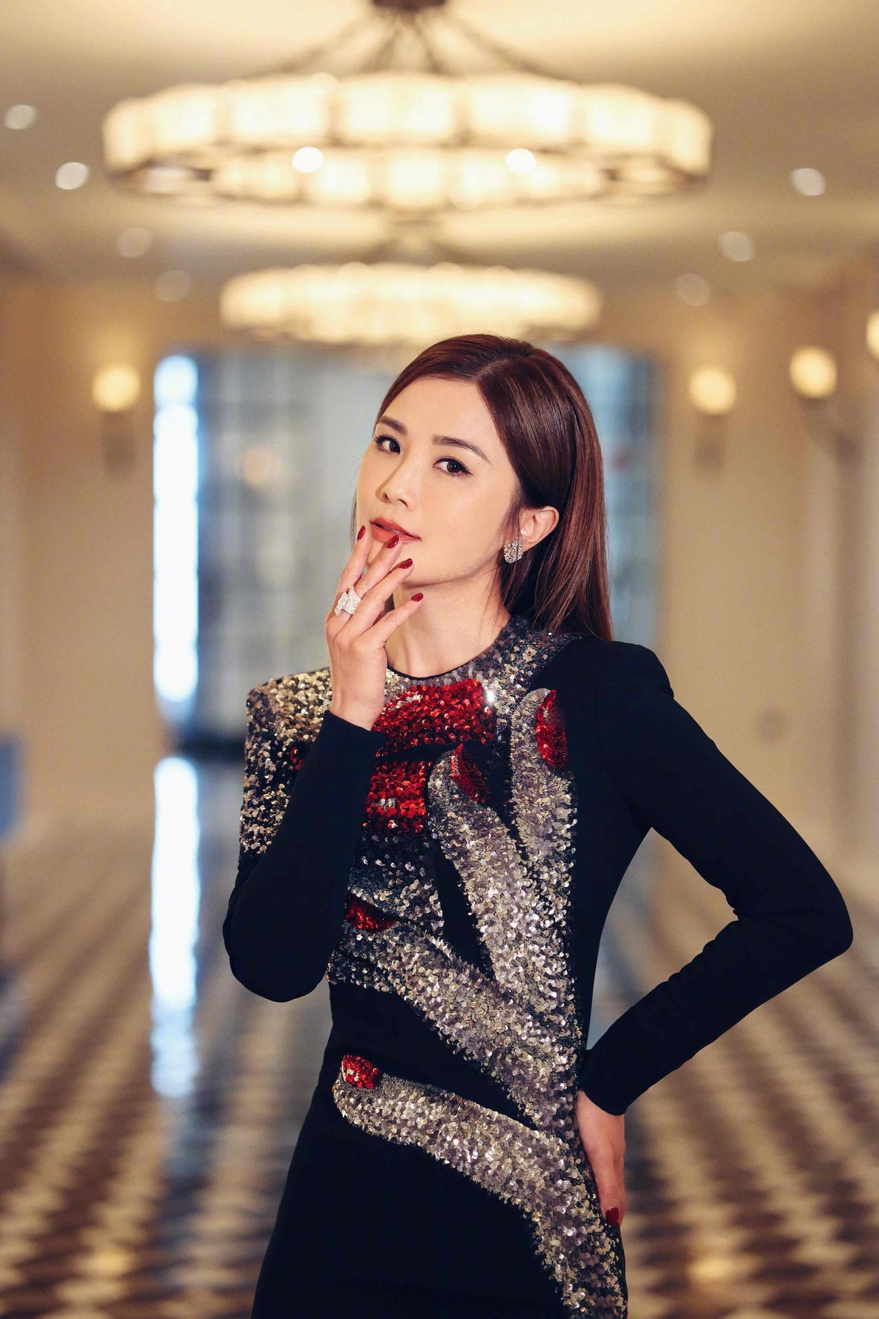 43岁蔡卓妍阿Sa宣布结婚，老公为小10岁健身教练。我靠，“健身教练”，都是套路