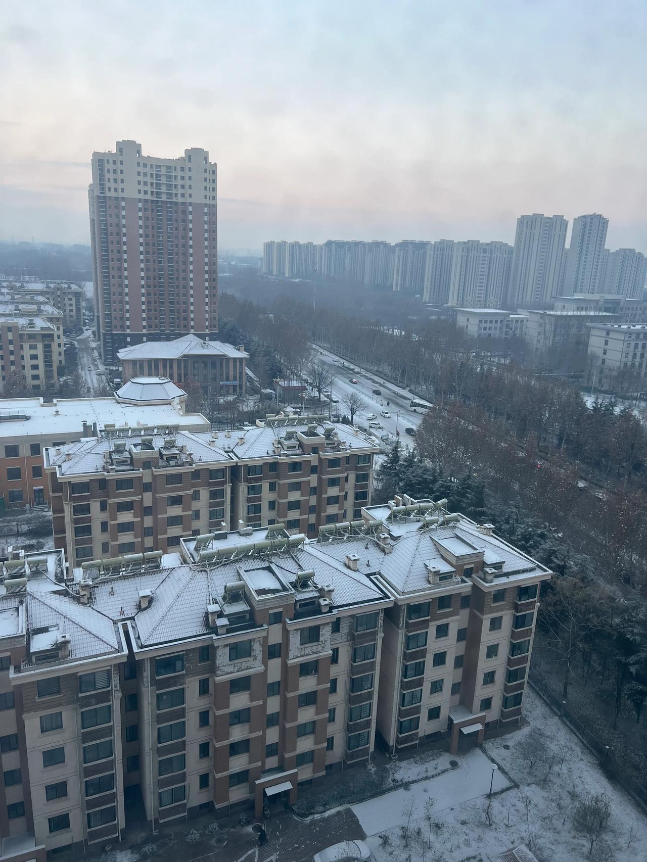 这雪下的太小
一会就化了
公路上湿湿的
-3～2度
不影响行车🚗