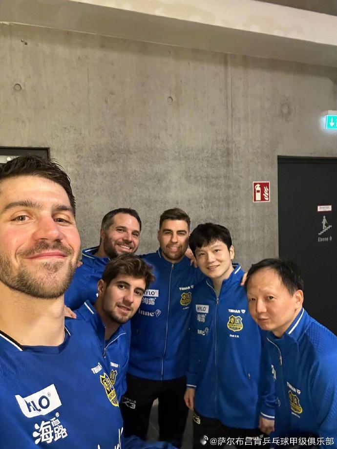 樊振东全运会后德甲首战告捷樊振东德甲俱乐部晒全队合影庆胜利 樊振东以3-0横扫罗