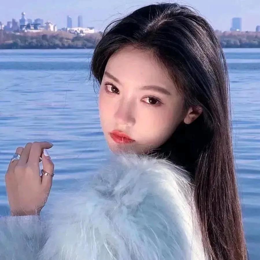 湖边美人倚，红妆映碧波。湖边白裙美人 湖畔美人照 湖边夕阳美女 红妆倚苇 湖边美