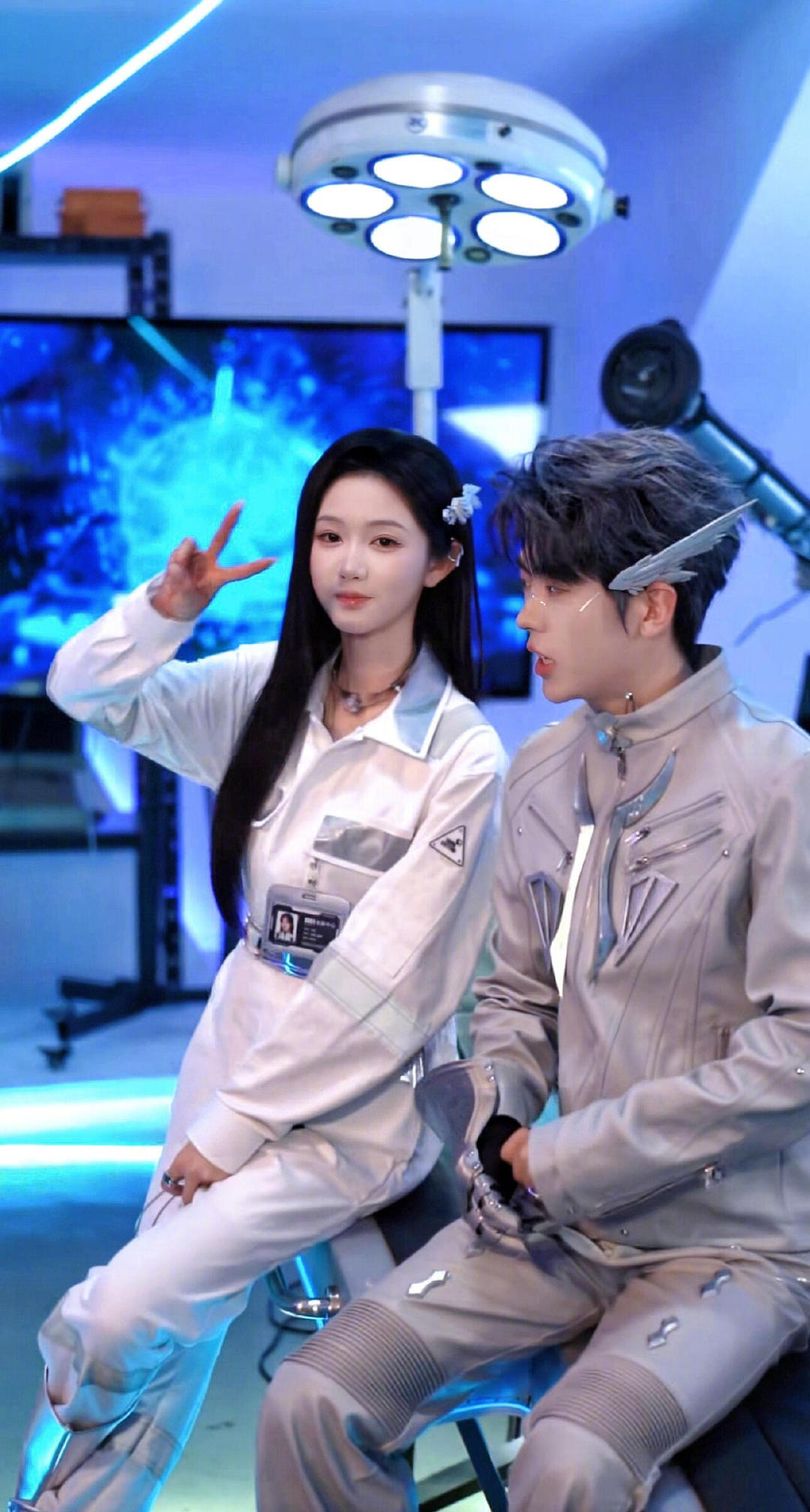 卡戎岳雨婷初次尝试AI短剧卡戎岳雨婷未来感造型卡戎与岳雨婷的AI短剧定档，未来感