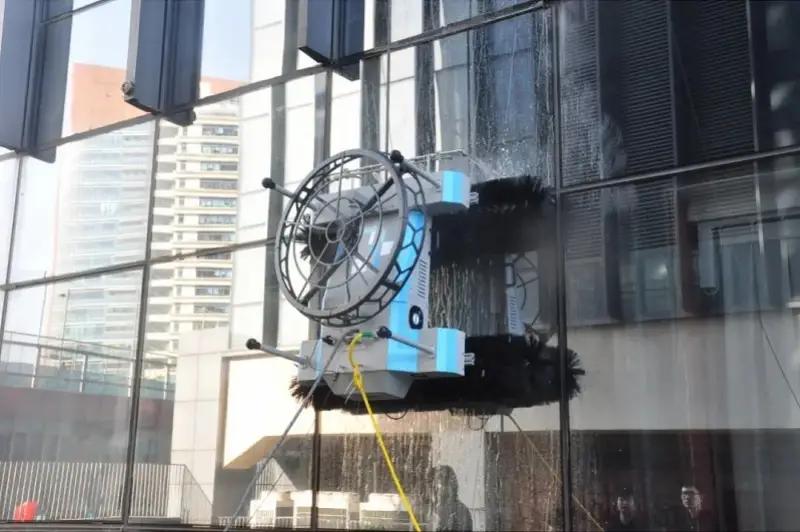 告别百米高空“蜘蛛人”！国产黑科技重塑城市高空作业

如今深圳罗湖的高空幕墙清洁