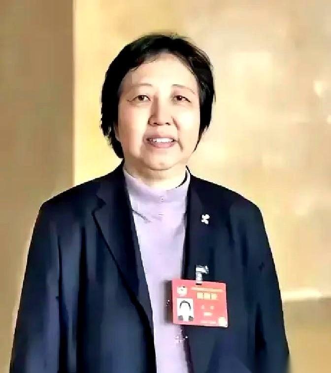 这是一段关于华国锋长女苏玲的真实记录。作为那个特殊家庭的大女儿，她长着一张酷似父