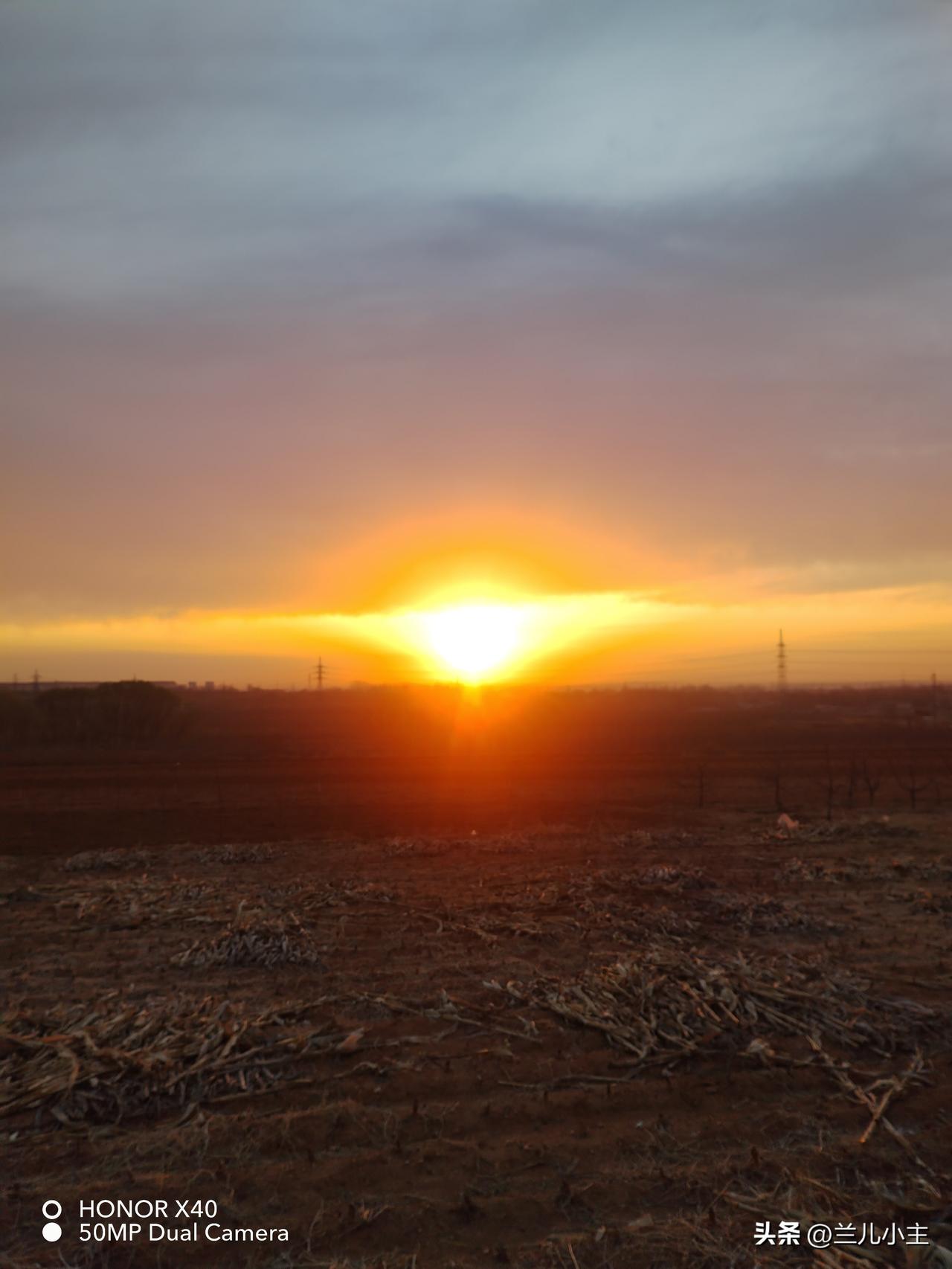 我看到了六点的日出，没有风的早晨特别温柔，二姐难得回来一次。聚少离多，我们都在为