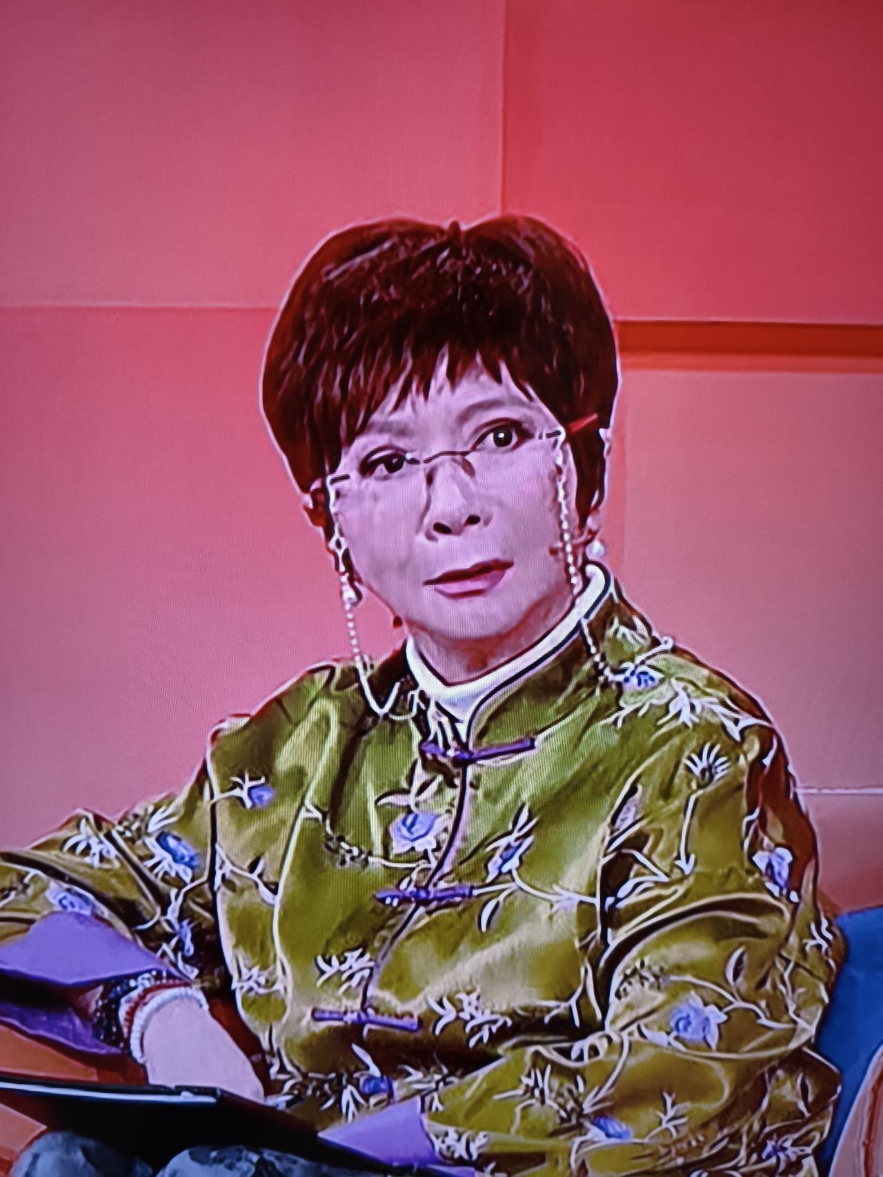 曾经央视春晚的常青树，如今也戴上了老花镜。