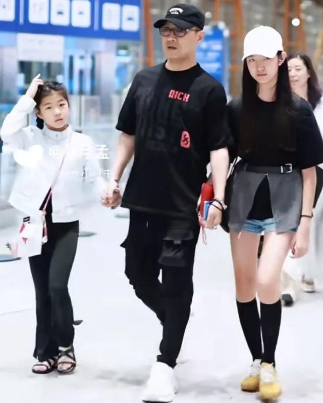 第一次见汪峰带着二女儿汪景怡公开亮相机场，此次去日本旅游，汪峰带着自己的三个孩子
