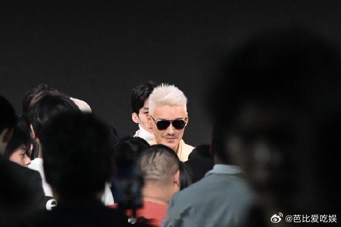 刘谦说胡兵银发第一帅自己第二帅 临时被cue的刘谦就像一颗璀璨的星星，闪耀又迷人