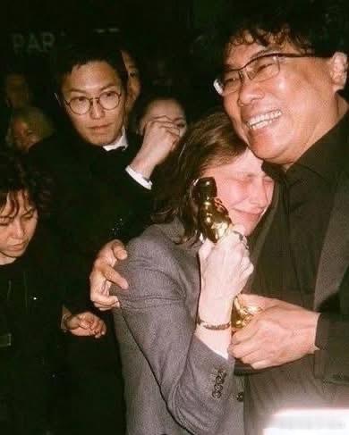 2020年的奥斯卡颁奖典礼的庆功派对上，《寄生虫》的导演奉俊昊看到了《燃烧女子的