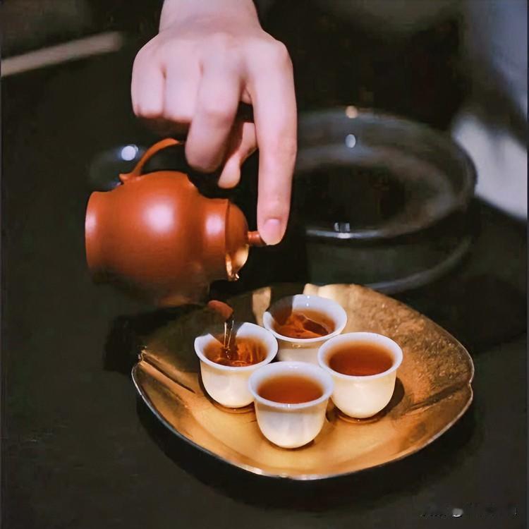 《茶味三境·浣溪沙体》
沸水初腾绿影摇，烟萦盏畔意萧萧。浮沉辗转味难描。初苦犹含