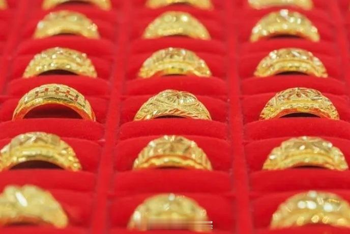 【金饰价格下跌近百元】随着黄金价格快速走高，震荡也越来越频繁。10月28日，现货