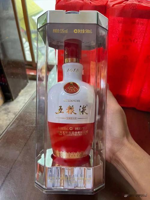 昨天同事婚礼，吃了一场席，随了600块钱。

同桌全是女士，我们桌面上的五粮液到