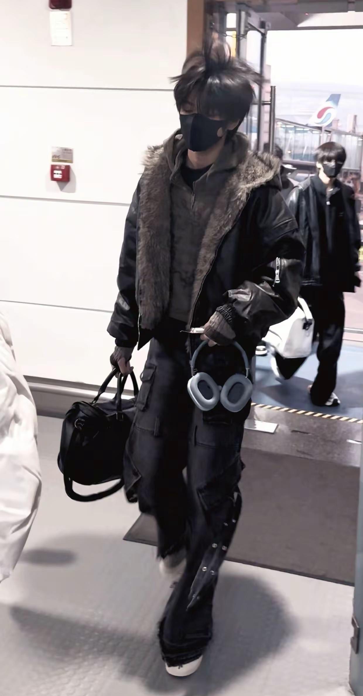 橹帝的权威无需多言。王橹杰 路透 撕漫男 时代峰峻来了个高街帝