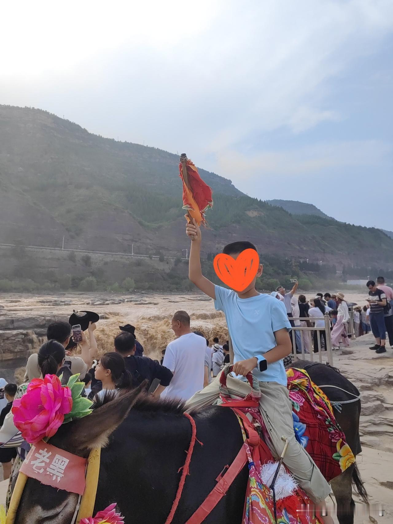 老二一边刷牙，一边跟我闲聊天，说他爸是大老爷、是皇帝，就会指挥人！

昨晚，我跟