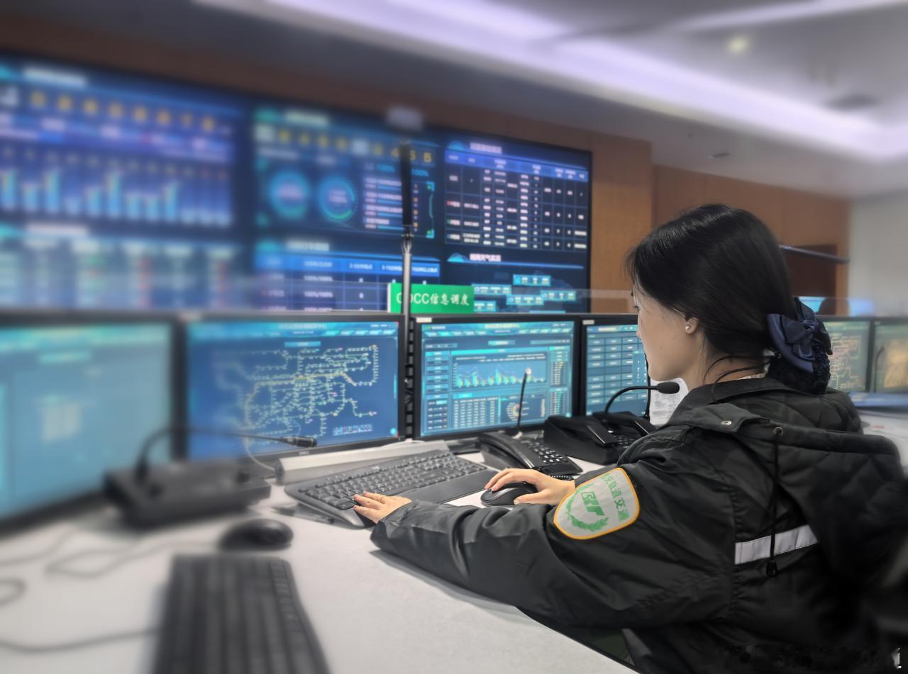 线网调度指挥中心的信息调度通过综合运营协调系统监测线网实时客流情况~[加油][加