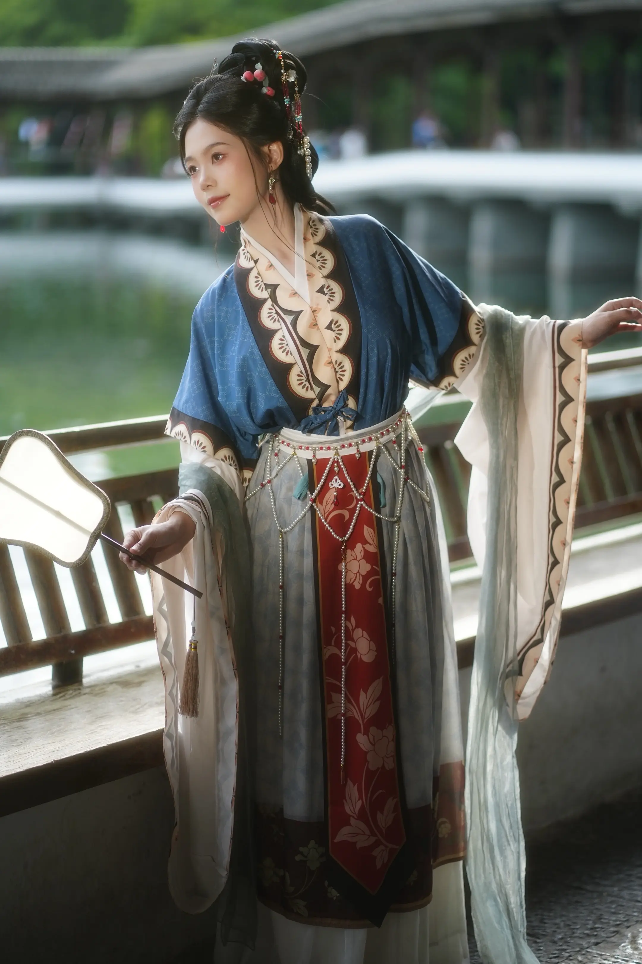 青衫绿水，美人如画