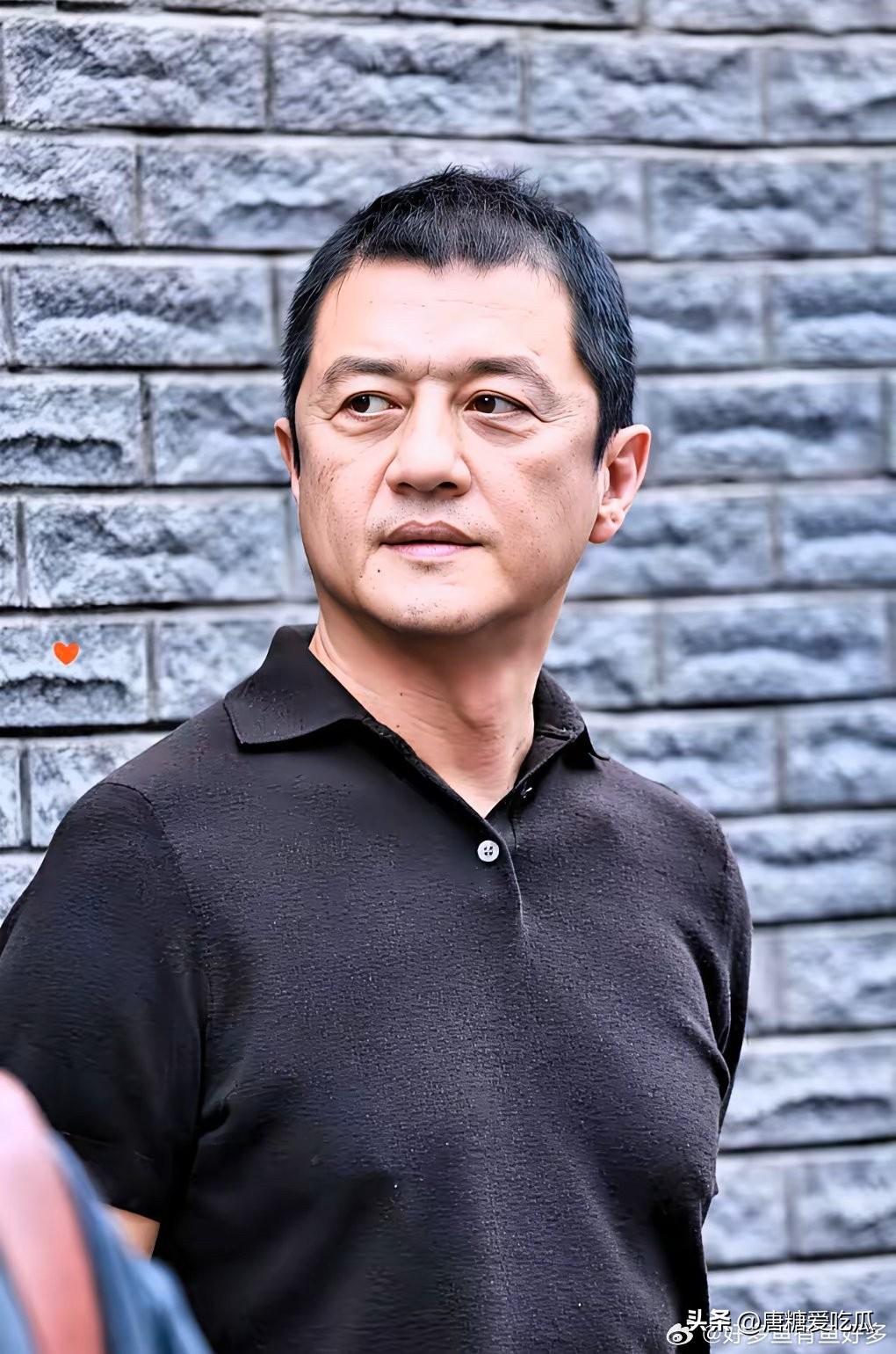 54岁的李亚鹏
终于可以少操点心了
不是说陈光标和张雪都给他的嫣然捐款，而是他刚